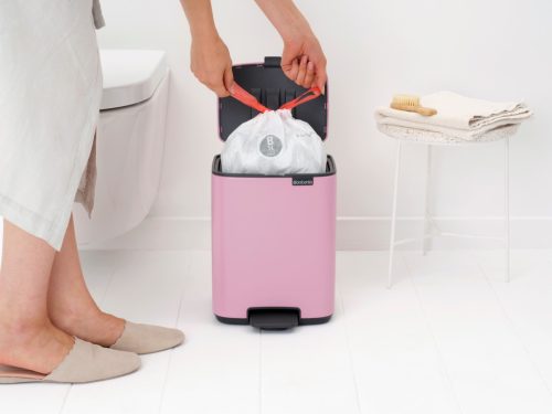 Brabantia Bo Pedal Bin pedálos hulladékgyűjtő szagmentesen záródó Soft-Close fedél, karcsú, négyzetes forma, műanyag