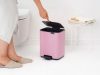 Brabantia Bo Pedal Bin pedálos hulladékgyűjtő szagmentesen záródó Soft-Close fedél, karcsú, négyzetes forma, műanyag