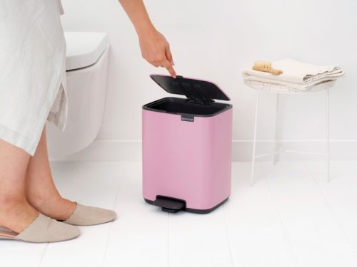 Brabantia Bo Pedal Bin pedálos hulladékgyűjtő szagmentesen záródó Soft-Close fedél, karcsú, négyzetes forma, műanyag