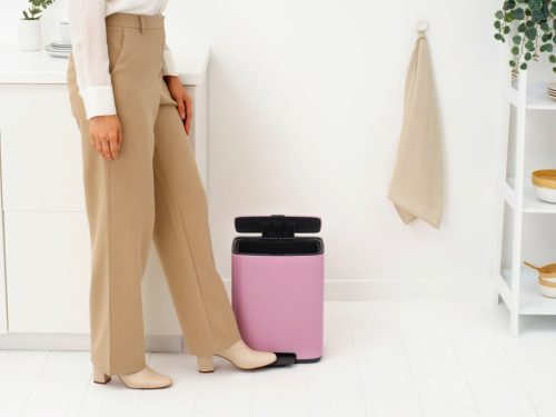 Brabantia Bo Pedal Bin pedálos hulladékgyűjtő szagmentesen záródó Soft-Close fedél, karcsú, négyzetes forma, műanyag
