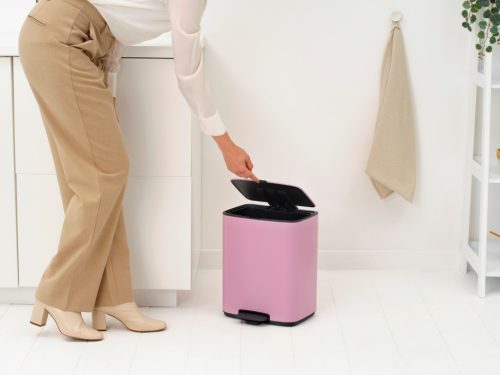 Brabantia Bo Pedal Bin pedálos hulladékgyűjtő szagmentesen záródó Soft-Close fedél, karcsú, négyzetes forma, műanyag