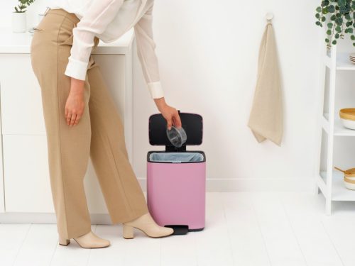 Brabantia Bo Pedal Bin pedálos hulladékgyűjtő szagmentesen záródó Soft-Close fedél, karcsú, négyzetes forma, műanyag