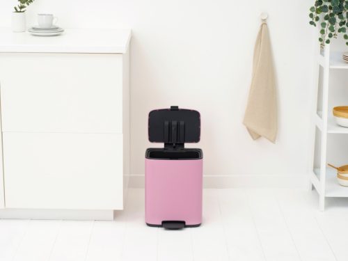 Brabantia Bo Pedal Bin pedálos hulladékgyűjtő szagmentesen záródó Soft-Close fedél, karcsú, négyzetes forma, műanyag