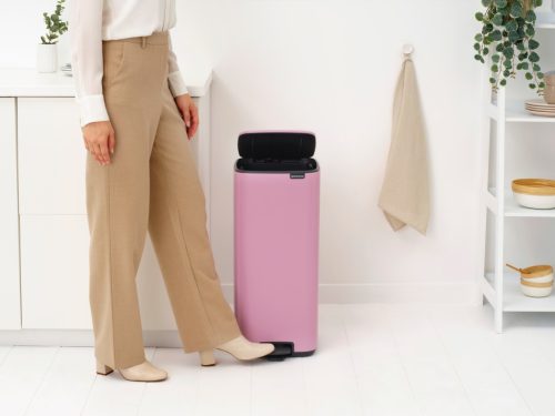 Brabantia Bo Pedal Bin pedálos hulladékgyűjtő szagmentesen záródó Soft-Close fedél, karcsú, négyzetes forma, műanyag