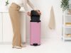 Brabantia Bo Pedal Bin pedálos hulladékgyűjtő szagmentesen záródó Soft-Close fedél, karcsú, négyzetes forma, műanyag