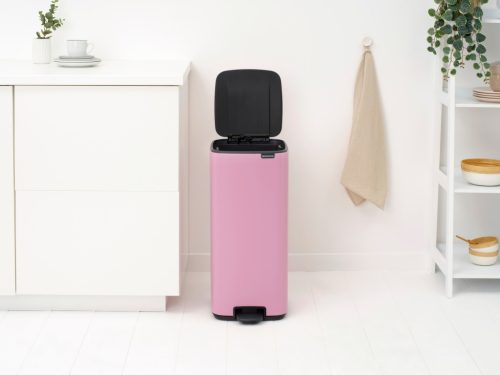 Brabantia Bo Pedal Bin pedálos hulladékgyűjtő szagmentesen záródó Soft-Close fedél, karcsú, négyzetes forma, műanyag