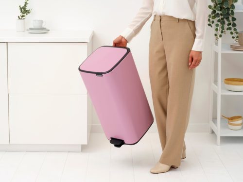 Brabantia Bo Pedal Bin pedálos hulladékgyűjtő szagmentesen záródó Soft-Close fedél, karcsú, négyzetes forma, műanyag