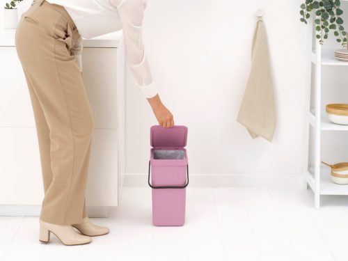 Brabantia Sort & Go konyhai szemetes felnyitható fedéllel, fogantyúval szelektív és komposzt gyűjtéséhez, 12L - C méret,