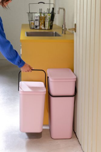 Brabantia Sort & Go konyhai szemetes felnyitható fedéllel, fogantyúval szelektív és komposzt gyűjtéséhez, 25L - J méret,