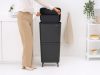 Brabantia SortUp Recycle Bin Hi 2 szintes szelektív hulladékgyűjtő torony lábakon, felhajtható fedéllel, 20+25L
