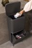 Brabantia SortUp Recycle Bin Hi 2 szintes szelektív hulladékgyűjtő torony lábakon, felhajtható fedéllel, 20+25L