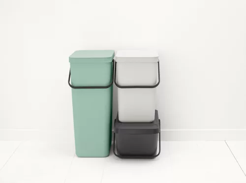 Brabantia Sort & Go halmozható hulladékgyűjtő felnyitható fedéllel, fogantyúval szelektív gyűjtéshez, 20L, sötét szürke