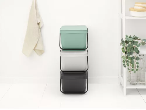 Brabantia Sort & Go halmozható hulladékgyűjtő felnyitható fedéllel, fogantyúval szelektív gyűjtéshez, 20L, sötét szürke