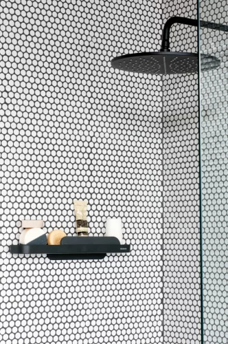 Brabantia MindSet zuhanypolc szilikon üveglehúzóval, 421x90mm, határtalan szürke ásványi textúra - 303609