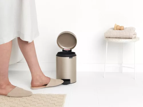 Brabantia NewIcon pedálos hulladékgyűjtő szagmentesen záródó Soft-Close fedél, műanyag tartály, 3L - V méret, acél,