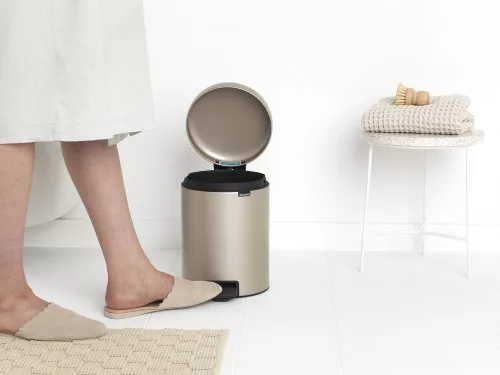 Brabantia NewIcon pedálos hulladékgyűjtő szagmentesen záródó Soft-Close fedél, műanyag tartály, 5L - W méret, acél,