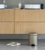 Brabantia NewIcon pedálos hulladékgyűjtő szagmentesen záródó Soft-Close fedél, műanyag tartály, 5L - W méret, acél,