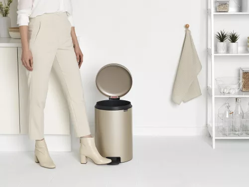Brabantia NewIcon pedálos hulladékgyűjtő szagmentesen záródó Soft-Close fedél, műanyag tartály, 20L - Y méret, acél,