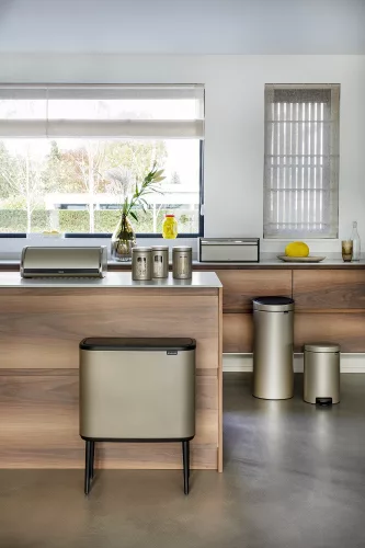 Brabantia NewIcon pedálos hulladékgyűjtő szagmentesen záródó Soft-Close fedél, műanyag tartály, 20L - Y méret, acél,