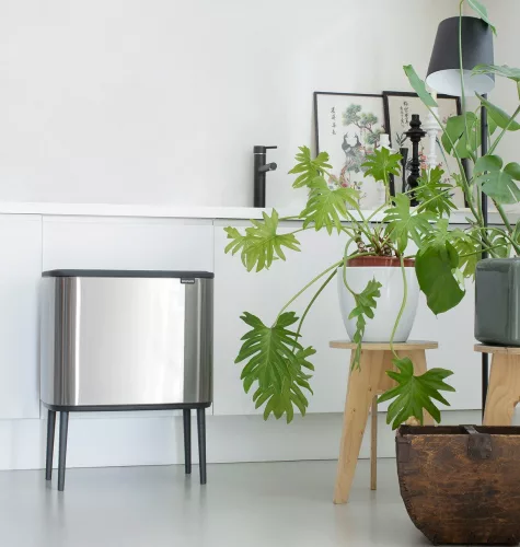 Brabantia Bo Touch Bin nyomófedeles hulladékgyűjtő, magasított, lábakon álló, műanyag tartály, 36L - R méret, r.m. acél,