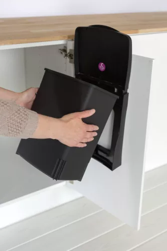 Brabantia Built in Bin beépített szemetes, ajtóra szerelhető, ajtóval együtt nyíló, felnyitható fedéllel, 10L - C méret,