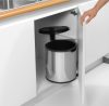 Brabantia Built In Bin beépített szemetes, ajtóra szerelhető, ajtóval együtt nyíló, felnyitható fedéllel, belső műanyag