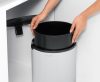 Brabantia Built In Bin beépített szemetes, ajtóra szerelhető, ajtóval együtt nyíló, felnyitható fedéllel, belső műanyag