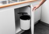 Brabantia Built In Bin beépített szemetes, ajtóra szerelhető, ajtóval együtt nyíló, felnyitható fedéllel, belső műanyag