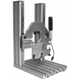   Oszlopos állvány telepített működtetéshez / használathoz.  MINI