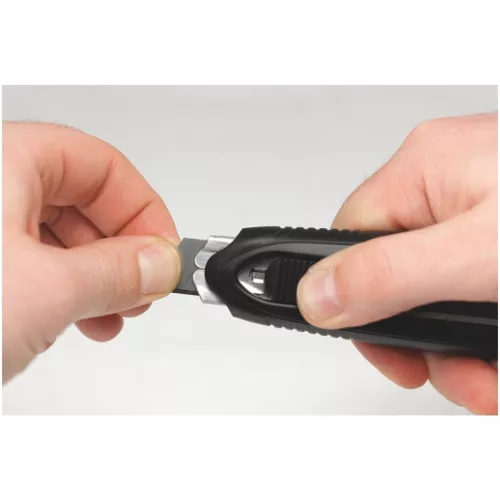 Univerzális kés automatikus töltőtárral és 3 db pengével 18 mm