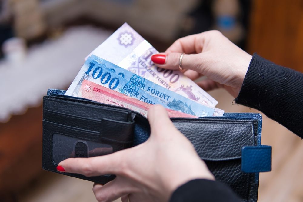 Készpénzes előrefizetés Raiffeisen bankfiókban (+650Ft kezelési költség).